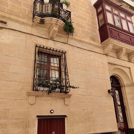 Semi-Basement, Cosy Apartment Interconnected To Our Residence A Traditional Maltese Townhouse Senglea Exterior foto