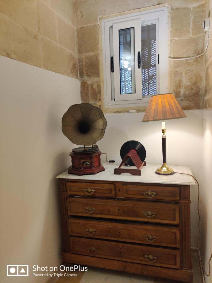 Semi-Basement, Cosy Apartment Interconnected To Our Residence A Traditional Maltese Townhouse Senglea Exterior foto
