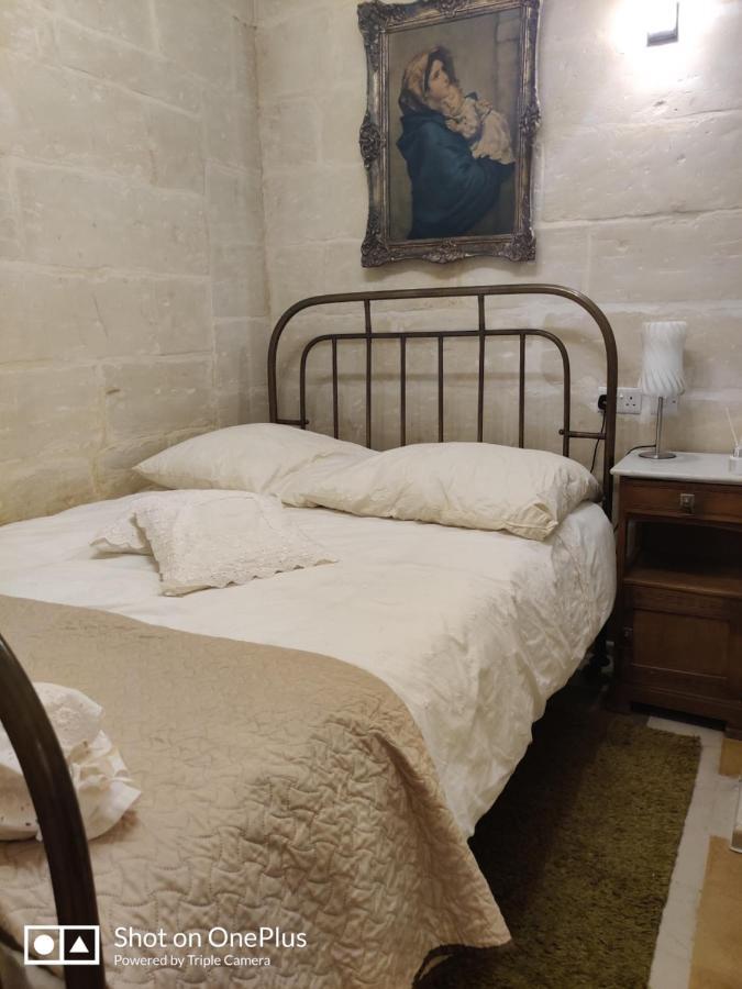 Semi-Basement, Cosy Apartment Interconnected To Our Residence A Traditional Maltese Townhouse Senglea Exterior foto
