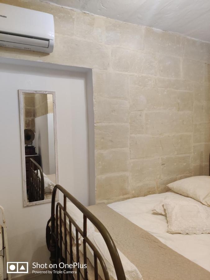 Semi-Basement, Cosy Apartment Interconnected To Our Residence A Traditional Maltese Townhouse Senglea Exterior foto
