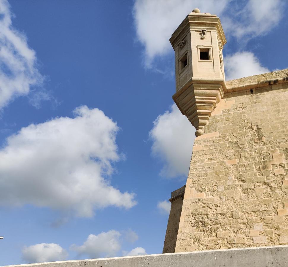 Semi-Basement, Cosy Apartment Interconnected To Our Residence A Traditional Maltese Townhouse Senglea Exterior foto